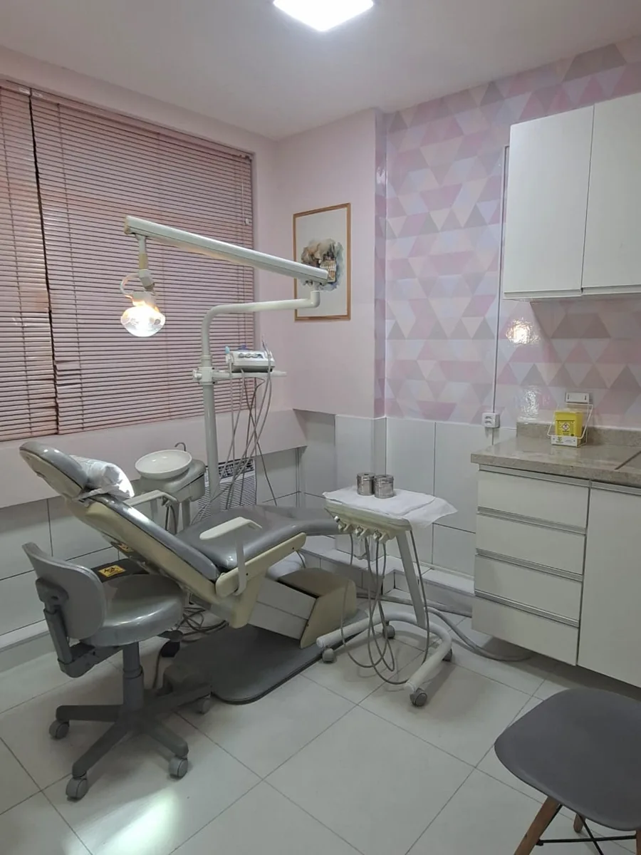 Sala clínica do consultório odontológico da Dra. Juliana Paola